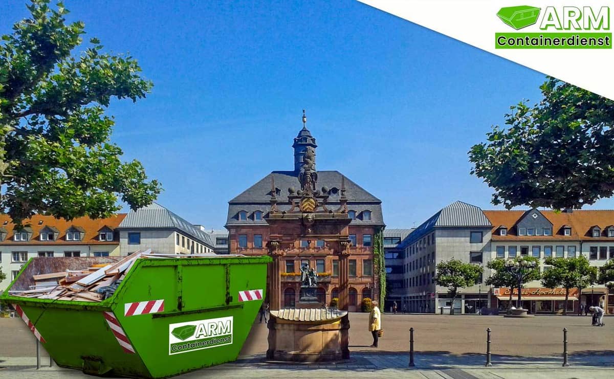 Containerdienst Hanau: grüner ARM-Container am Marktplatz vor dem historischen Rathaus Containerdienst Hanau: grüner ARM-Container am Marktplatz vor dem historischen Rathaus