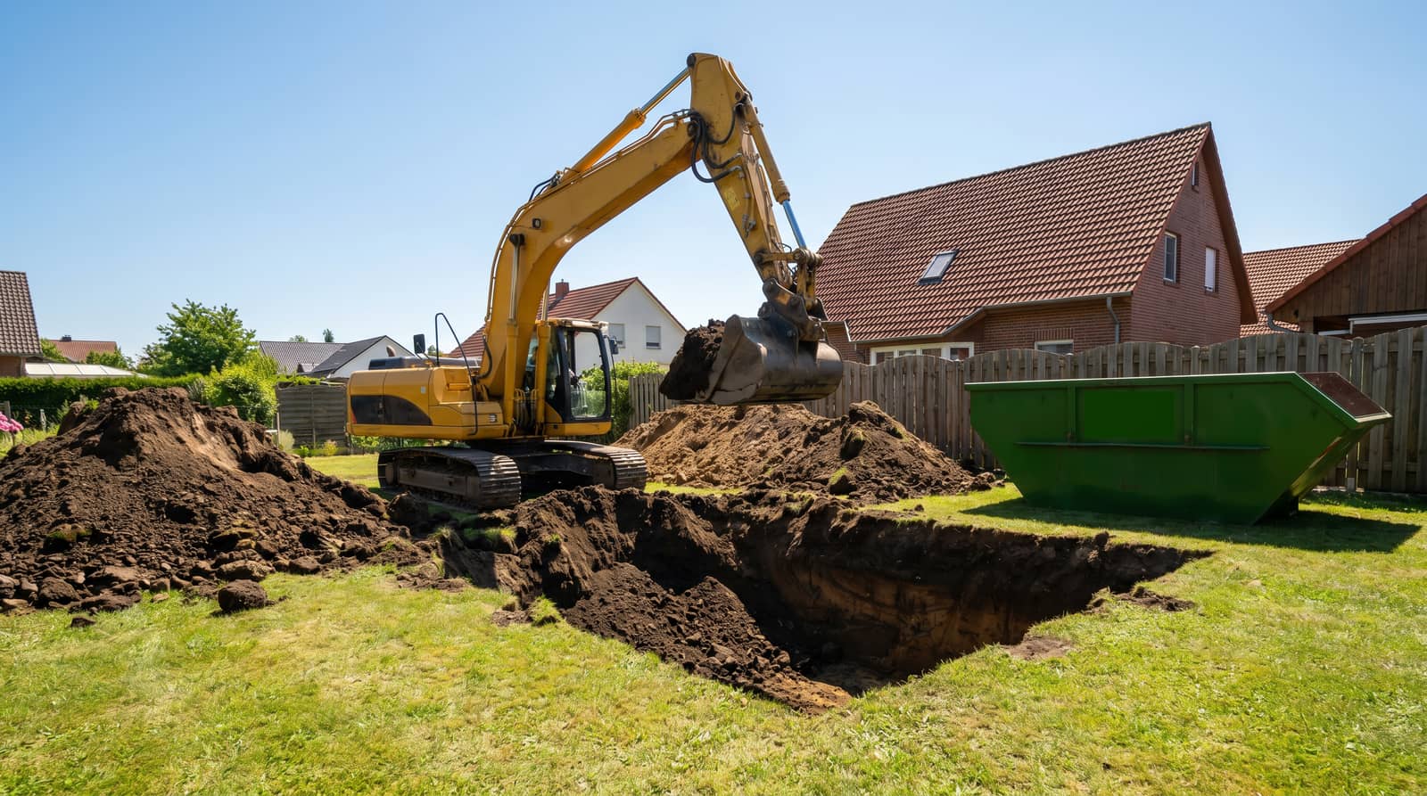 Bagger hebt eine Poolgrube aus, Baggerarbeiten und Erdaushub von ARM Bagger hebt eine Poolgrube aus, Baggerarbeiten und Erdaushub von ARM